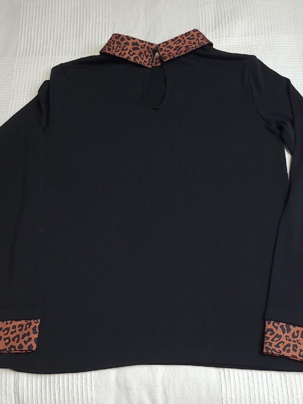 🍂 Simons Black Long Sleeve Top w/ Leopard Print Collar and Cuffs S fits M - Picture 9 of 11